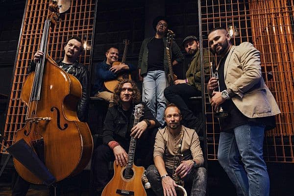 Kraków Street Band jest "Pomiędzy Nami"