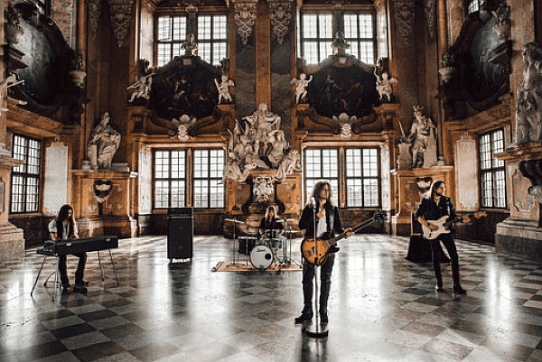 Dziś premiera albumu koncertowego Yellow Horse