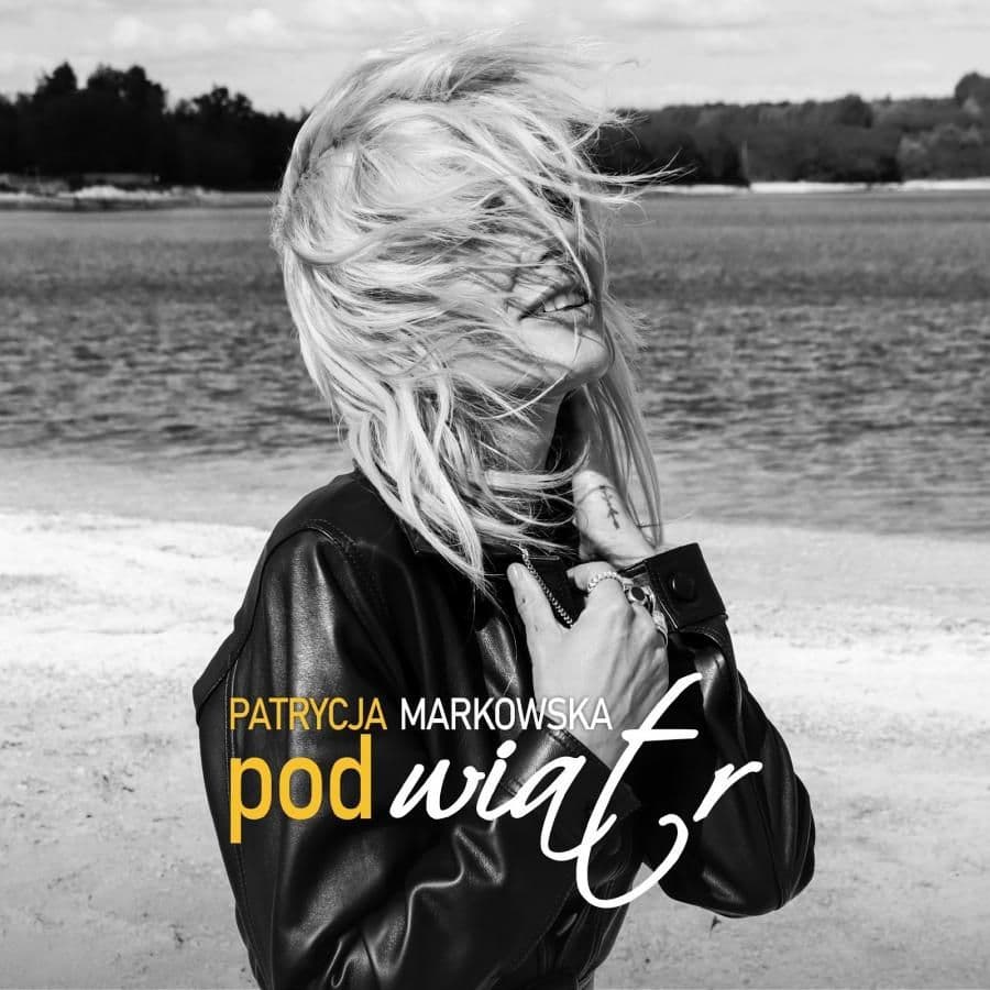Patrycja Markowska stoi 'Pod Wiatr'