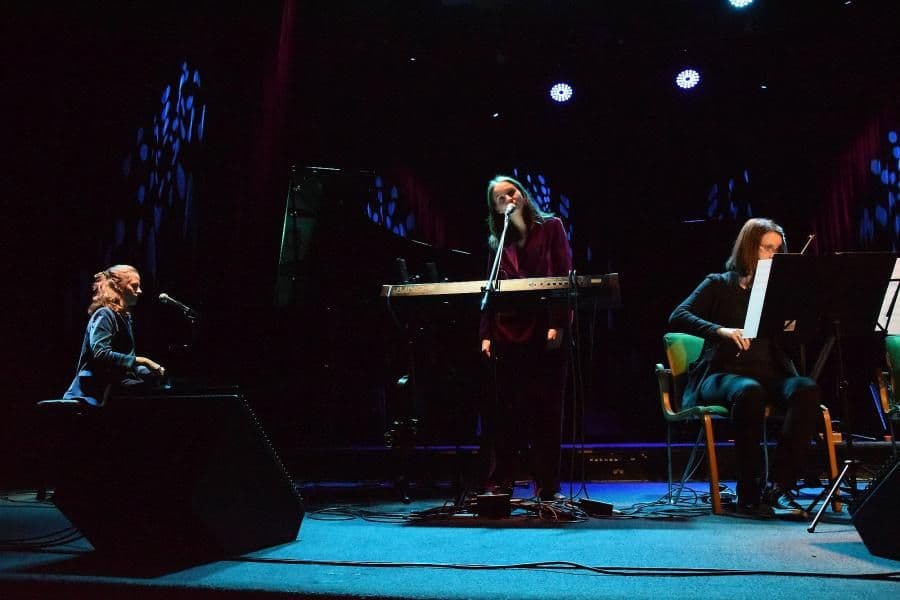 tęskno prezentuje nowy singel i zapowiada letnie tournee