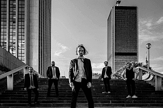 The Suits wydadzą debiutanckie "Tied"